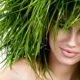 Femme aux cheveux d'herbe