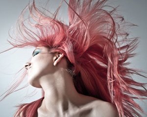 Cheveux couleur rose, comment enlever une coloration ?